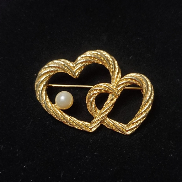 Vintage Signed AAI Goldtone Rope Hearts and Faux Pearl  Brooch/Pin - Picture 1 of 8